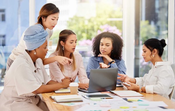 Quelles stratégies de marketing de contenu pour une entreprise proposant des cours en ligne sur le développement durable?